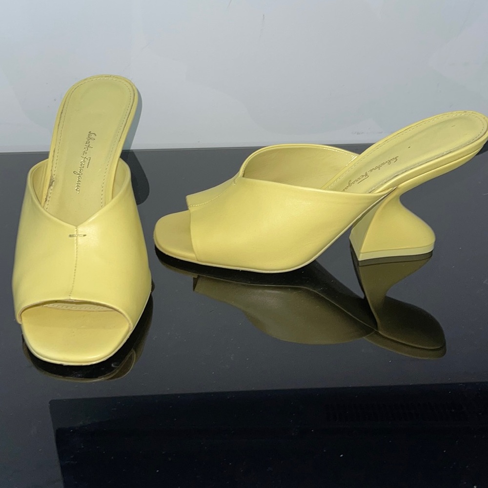 Salvatore Ferragamo
Sansu 85mm Sculptural-Heel Lambskin Mules